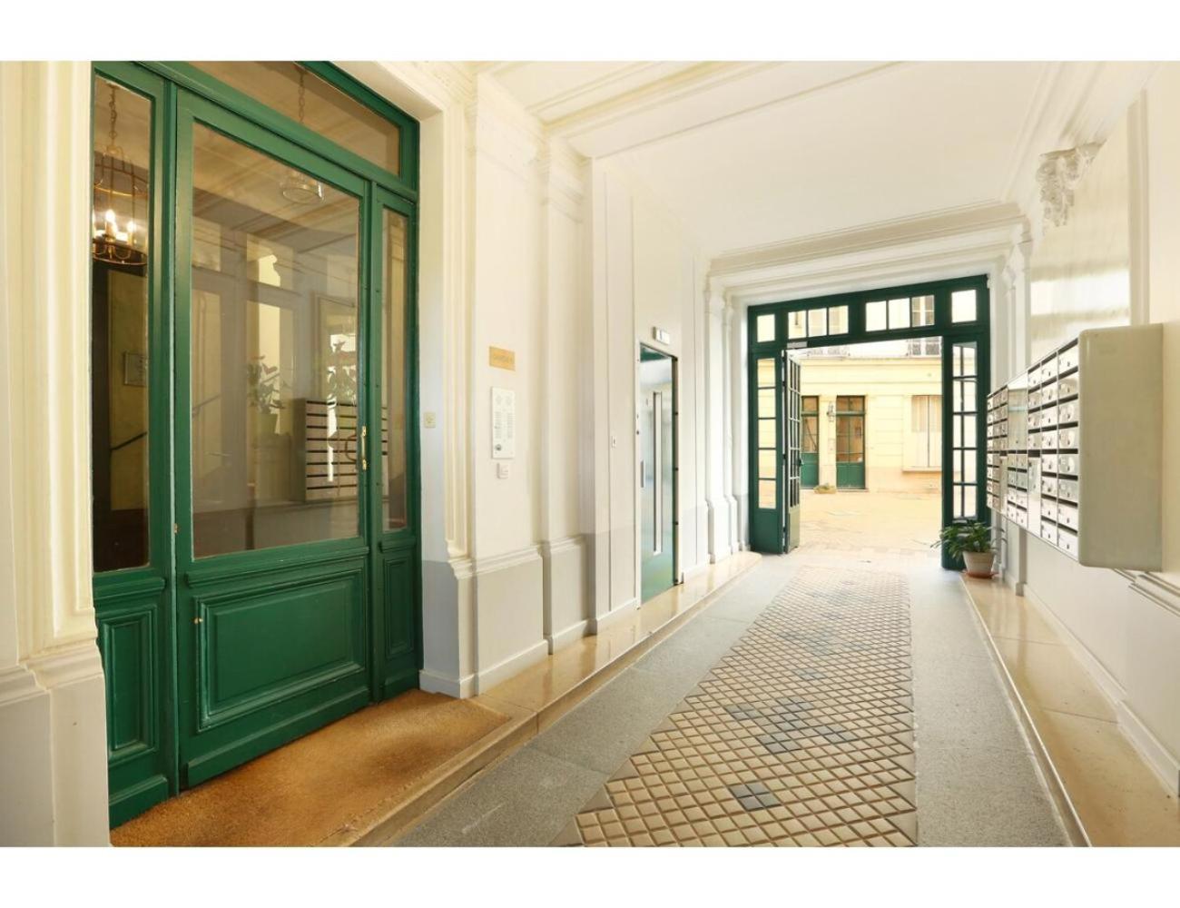 Apartment Champ De Mars - Tour Eiffel By Studio Prestige Paris Bagian luar foto