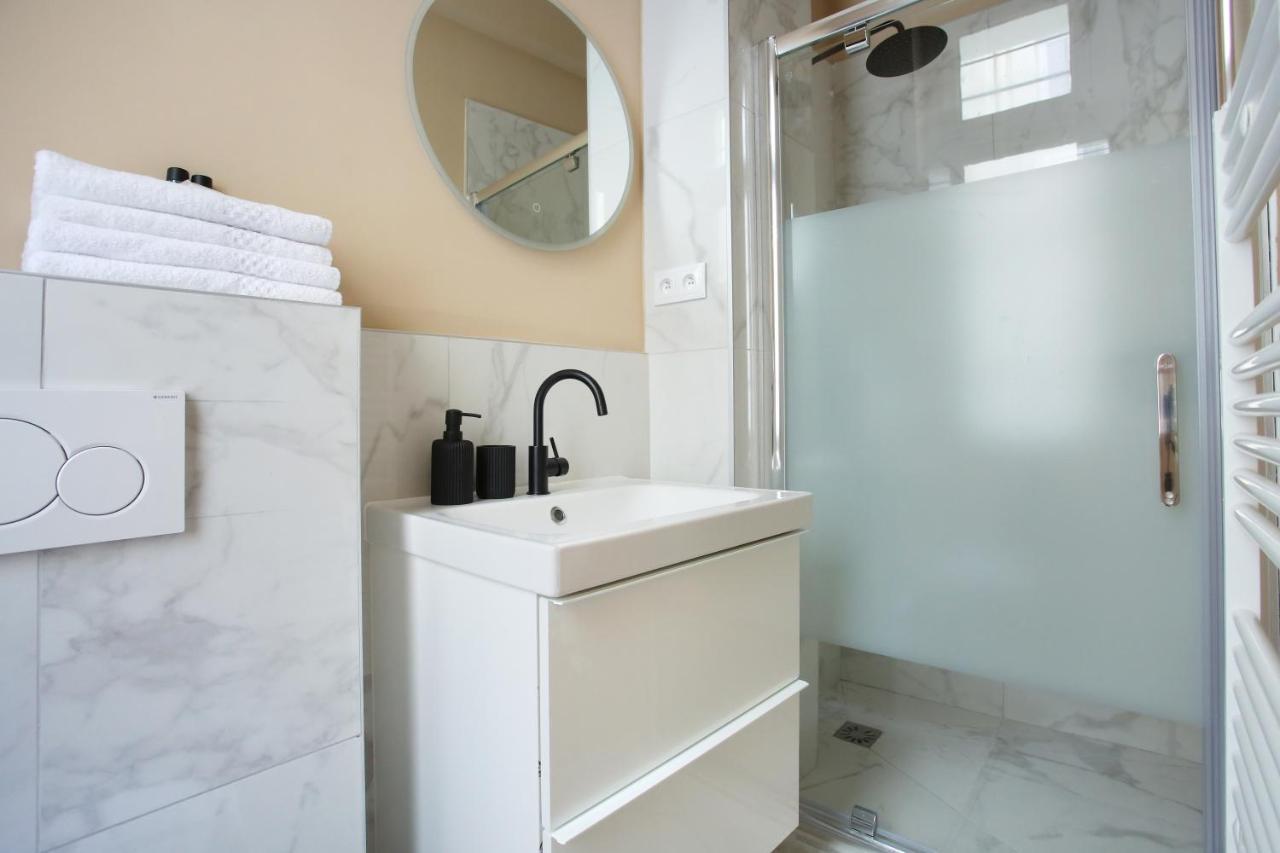 Apartment Champ De Mars - Tour Eiffel By Studio Prestige Paris Bagian luar foto